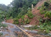 Las fuertes lluvias provocaron un deslizamiento de tierra que colapsó una vía en la zona rural de Quinindé.