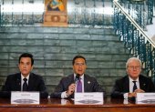 El canciller de Ecuador Roberto Kury (c) habla luego de que Ecuador entregará a Perú la presidencia pro tempore de la CAN para el periodo 2026-2027.