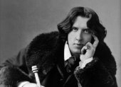 Oscar Wilde nació en 1854 y falleció en 1900. Fue periodista, escritor y poeta, y es considerado uno de los dramaturgos más destacados del Londres victoriano tardío.