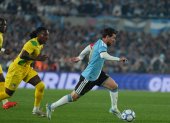 Lionel Messi de Argentina controla el balón en un partido Amistoso Internacional entre Argentina y Benín en el estadio Monumental, en Buenos Aires (Argentina).