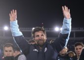 Lionel Messi de Argentina se despide de aficionados al final de un partido ante Benín en el estadio Monumental, en Buenos Aires (Argentina).
