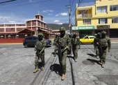 Militares de la Brigada Galápagos recorren el centro de la Comuna de Lumbisí.