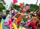 Desfile: Siete carros alegóricos recorrieron el centro de Guayaquil durante las celebraciones por sus 206 años de independencia.