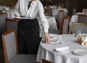 El comercio y los restaurantes suelen aumentar sus contrataciones durante la temporada de fin de año.