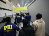 AME4895. SANTIAGO (CHILE), 10/10/2026.- Fotografía cedida por la Policía de Investigaciones de Chile (PDI), que muestra la expulsión de personas extranjeras este sábado, en el aeropuerto internacional Arturo Merino Benítez en Santiago (Chile). El Gobierno del presidente chileno, José Antonio Kast, informó que 1.874 extranjeros han sido expulsados del país este año, tras la salida este sábado de un vuelo con 56 deportados hacia Bolivia, Ecuador y Colombia, el décimo desde el inicio de la Administración en marzo pasado. EFE/ Policía de Investigaciones de Chile (PDI) /SOLO USO EDITORIAL/ NO VENTAS/ SOLO DISPONIBLE PARA ILUSTRAR LA NOTICIA QUE ACOMPAÑA (CRÉDITO OBLIGATORIO)
