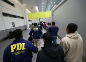 AME4895. SANTIAGO (CHILE), 10/10/2026.- Fotografía cedida por la Policía de Investigaciones de Chile (PDI), que muestra la expulsión de personas extranjeras este sábado, en el aeropuerto internacional Arturo Merino Benítez en Santiago (Chile). El Gobierno del presidente chileno, José Antonio Kast, informó que 1.874 extranjeros han sido expulsados del país este año, tras la salida este sábado de un vuelo con 56 deportados hacia Bolivia, Ecuador y Colombia, el décimo desde el inicio de la Administración en marzo pasado. EFE/ Policía de Investigaciones de Chile (PDI) /SOLO USO EDITORIAL/ NO VENTAS/ SOLO DISPONIBLE PARA ILUSTRAR LA NOTICIA QUE ACOMPAÑA (CRÉDITO OBLIGATORIO)
