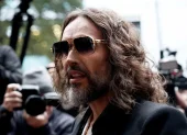 Brand, de 51 años, enfrenta tres cargos de violación, tres de agresión sexual y uno de agresión indecente.