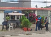 Municipio de Guayaquil retira carpa instalada frente a una vivienda en Samanes.