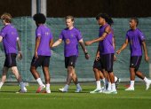 Frenkie de Jong (c) durante el entrenamiento en la ciudad deportiva Joan Gamper.