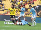 Darío Benedetto (i) es arrinconado por jugadores de la Católica.