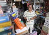 Manuel Fabara heredó de su padre el negocio de vender libros usados. Su local está ubicado en la calle Seis de Marzo, entre Colón y Alcedo, cerca del Mercado Central.