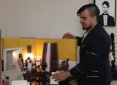 Entre sus trabajos recientes está la producción miniatura de la telenovela ‘María, la del barrio’. En la imagen, expone el montaje para una escena que protagonizan dos de las villanas.