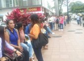 Un grupo de jóvenes hicieron fila días atrás en la calle Víctor Emilio Estrada, para entregar su hoja de vida y conseguir trabajo. La fila fue de dos cuadras.