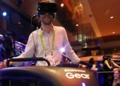 Keith Jauregui de Francia intenta una experiencia de realidad virtual de snowboard en un stand de Samsung durante el CES 2018 en Las Vegas