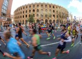 Los corredores participantes en la edición número 39 de la Maratón Valencia Trinidad Alfonso, a su paso por la Plaza de Toros.