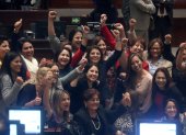Asambleístas mujeres de todos los partidos, con excepción del correísmo, festejaron las reformas de la ley que establecen la paridad de género en la conformación de las listas electorales.