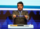 El director de competiciones de la Conmebol Hugo Figueredo sostiene la papeleta de  Ecuador en el sorteo de la Copa América.