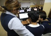 Ayuda. En los colegios, los docentes capacitan a los estudiantes y los apoyan para que puedan inscribirse a través de la plataforma Ser Bachiller.