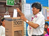 BOLIVIA. Evo Morales deposita su voto el pasado 20 de octubre.