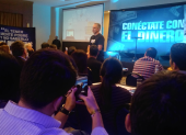 Jürgen Klarić da su conferencia en el hotel Sheraton de Guayaquil, el gurú del marketing llenó la sala.