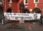 El monumento lucía manchas rojas y estaba acompañado con un cartel.
