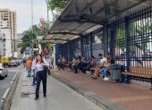 Varios usuarios se quedaron esperando por varios minutos la llegada de los buses