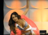 Frederika Cull (Miss Indonesia) tuvo un resbalón que casi la manda al piso.