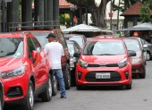 Multas. En el centro de la urbe los conductores son multados por estacionar a doble columna.