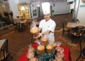 Francisco Vinueza tiene 23 años de experiencia como panadero pastelero en los hoteles. En el Continental el pan de pascua es gourmet, con nuevos perfumes, sin perder su tradición.