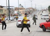 Riesgo. Cientos de estudiantes del Teniente Hugo Ortiz cruzan la vía Alvarado Oleas para ir y salir del colegio.
