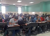 Trabajo. Al igual que este grupo de estudiantes, otros se preparan para la prueba de admisión en la Espol.