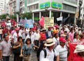 A la Caja del Seguro, en el centro de Guayaquil, llegaron manifestantes para exponer su rechazo a las reformas tributarias del Gobierno.