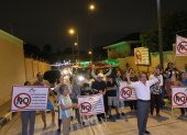Residentes de la ciudadela Los Olivos 2 protestan con pancartas.