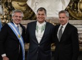 Invitación. El expresidente Rafael Correa (c) participó del acto de posesión del nuevo presidente argentino.