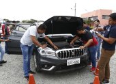 Tarea. Estudiantes del Juan Baustista Aguirre analizan las condiciones mecánicas de un automotor.