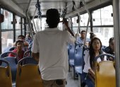 Preocupación. Por los constantes robos, los usuarios del transporte público temen cada vez que un vendedor informal se sube al bus a vender productos.