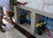 Jaime Macías señala el nombre de su madre en el memorial ubicado en el centro de Tarqui, Manta.