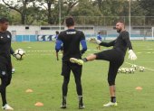 Esteban Dreer (d) pasa un momento ameno con los otros porteros, entonces, de Emelec.