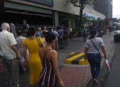 Son las 9:00, uno de los bancos en el Mall de Sur aún no abre y la fila es de cuadra y media.