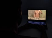Peligroso. Un usuario visualiza una fotografía de un hombre desnudo. En España hay un aumento de los casos de sextorsión en los últimos meses.