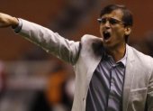 El entrenador argentino recibió una oferta para dirigir a Barcelona por dos temporadas. Llega como el técnico campeón del fútbol ecuatoriano.