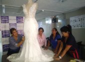 Este vestido de novia lo están bordando a mano. En material se ha invertido $ 300 (buscando el insumo más económico) y la mano de obra tiene un precio de $ 250.