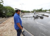 Agua. La captación del agua potable se hace en el río Daule, la descarga de aguas residuales en el Guayas.