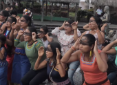 Un grupo de mujeres de la Escuela Antisuyu Warmikuna entonaron la canción en lenguas autóctonas.
