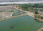 En Guayaquil se hace en la planta La Toma, en el río Daule. Mientras tanto, las aguas residuales se tratan y depositan en el río Guayas.