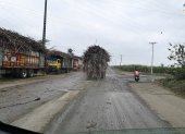 La caña de azúcar continúa llegando a los ingenios de las provincias de Cañar y Guayas.