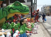 Cientos de monigotes se exhiben en la calle 6 de marzo.