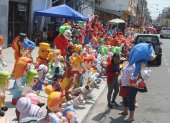 Comercio. La tradicional calle 6 de Marzo está repleta de monigotes de todos los tamaños, colores y precios. Las ventas recién inician.