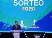 El presidente de la Conmebol, Alejandro Dominguez, habla durante el sorteo de la Copa Libertadores.