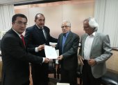 Santiago Vallejo, secretario geeneral del CNE, entregó el formato de los formularios a los jubilados.
 Quito 18 de Diciembre del 2019 Agencia ( ag - expreso ag extra ) ENTREGA DE FORMULARIOS JUBILADOS